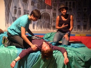 "Sie haben Würmerspeis aus mir gemacht" - Benvolio (Daniel Klisch) und Romeo (Pauline Okyere) neben dem erdolchten Freund Mercutio (Julian Laure)