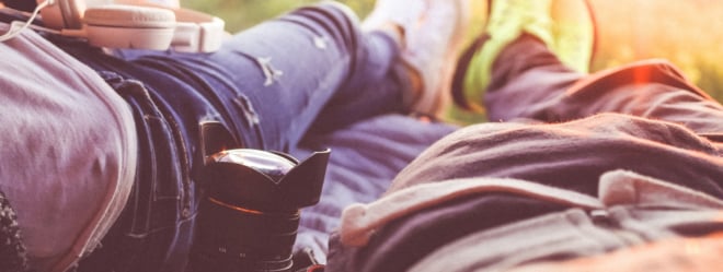 Jugendliche mit Fotoapparat und Kopfhörer